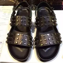 Черные кожаные пляжные сандалии с заклепками; летние мужские гладиаторы в римском стиле; туфли на плоской подошве; модные повседневные сандалии из натуральной кожи с пряжкой