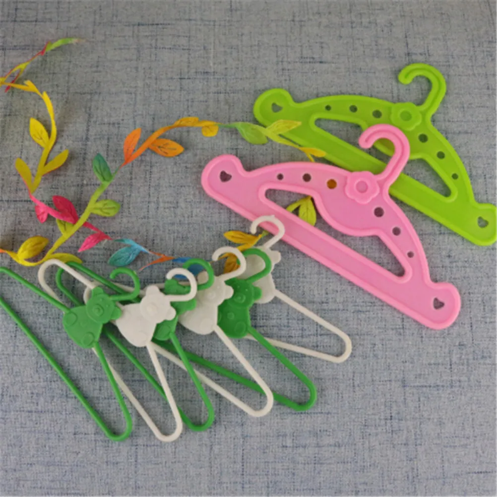

5 Pcs/Lot Cute Pink Hangers Dress Clothes Accessories For Doll Pretend Play New year Girls' Gift
