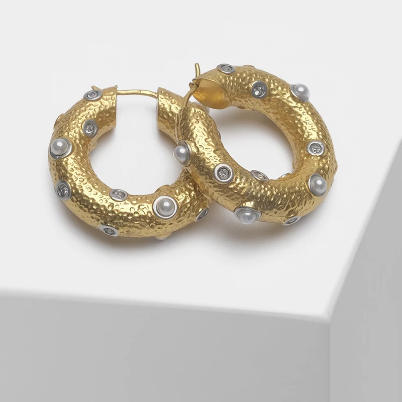 

Circle design fashionable pearl drop earrings