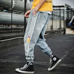 Модная уличная Для мужчин джинсы Loose Fit светло-голубой шаровары сторона полосы сращены Slack нижняя хип-хоп джинсы мужские брюки для пробежек