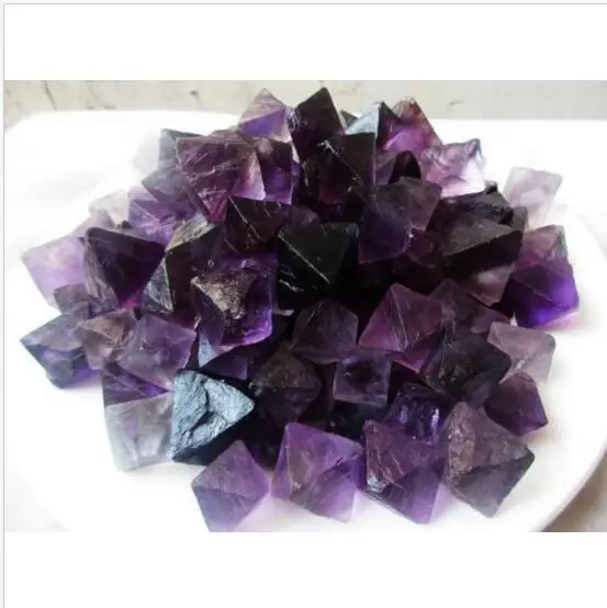 черно серые кристаллы с фиолетовым металлическим. черно серые кристаллы с фиолетовым металлическим. перпл кристалл. кристаллы аметиста в камне. натуральный аметист.