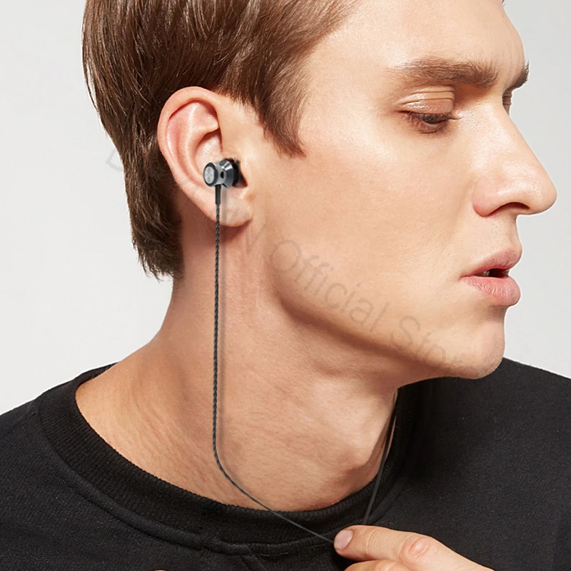 зачем певцам наушник. вокалистка на сцене. зачем певцам наушник. наушники для выступления на сцене. зачем певцам наушник.