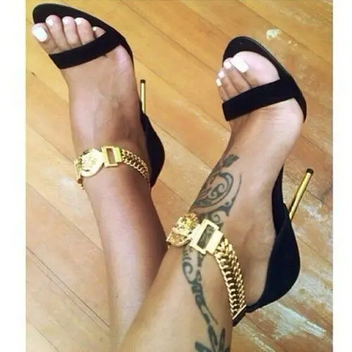 Модные черные замшевые босоножки на тонком высоком каблуке с золотым металлическим украшением; женские летние модельные туфли с ремешком на щиколотке и цепочкой