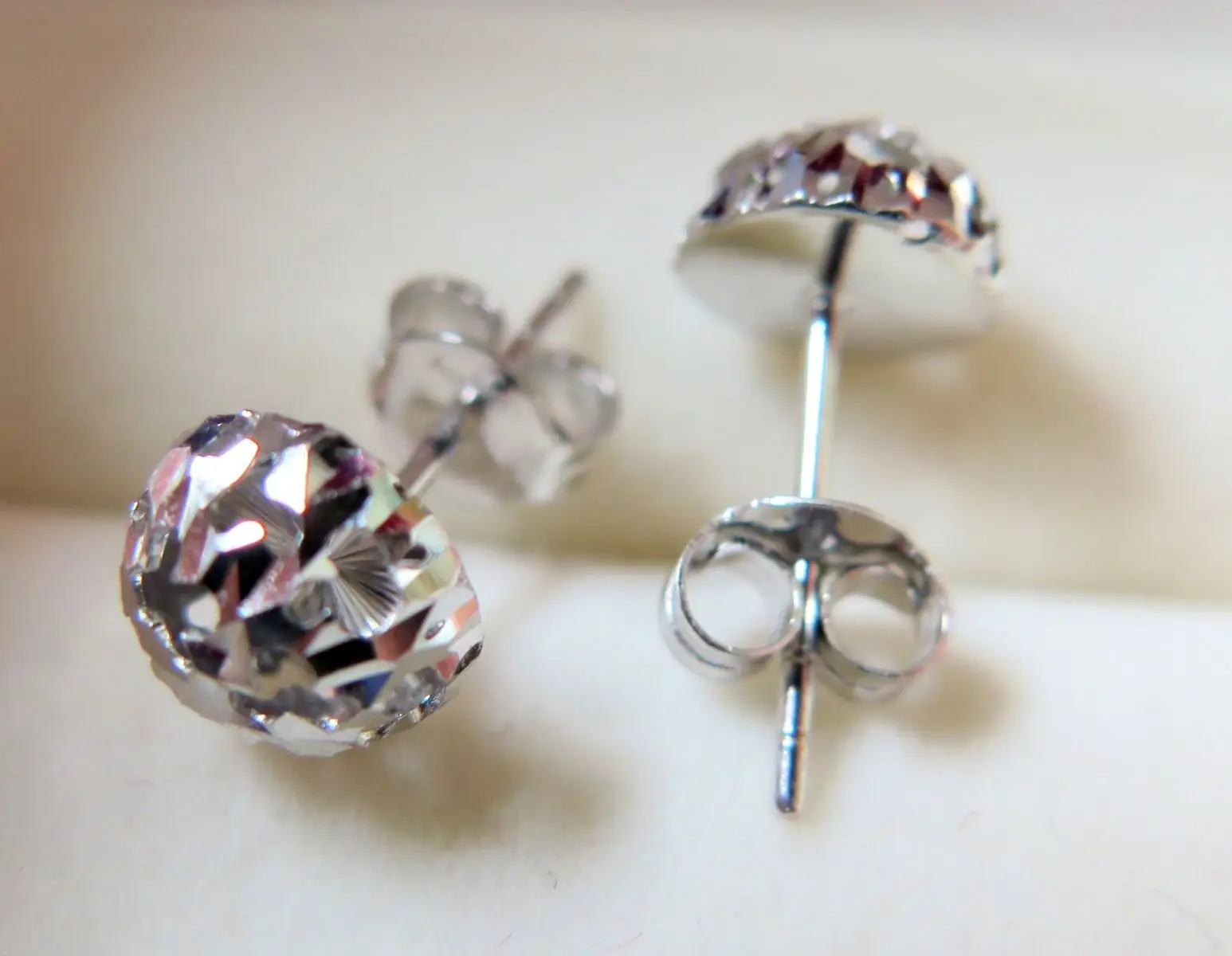 

Authentic 18K White Gold Stud Earrings 5mm Carved Half Ball Stud Earrings