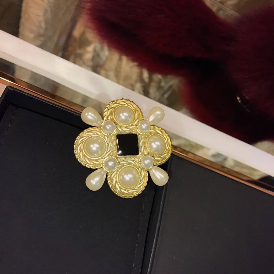 

2019 New Design Luxury Brand C Jewelry Fashion Vintage Gold Pearl Brooch For Women Party Wedding Daily Designer Bijoux