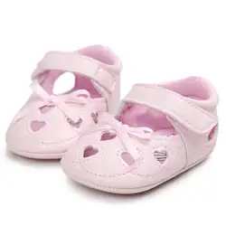 Лето 2017 г. для маленьких девочек PU Обувь кожаная для Девочек выдалбливают Туфли без каблуков дышащая обувь в форме сердца Кроссовки