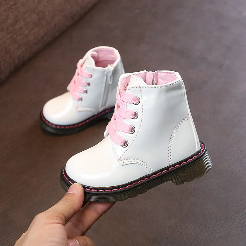 SKOEX/детские ботинки; обувь для маленьких девочек; Зимние непромокаемые ботильоны из искусственной кожи на шнуровке для мальчиков; Детские Ботинки Martin в байкерском стиле из водонепроницаемого материала - Цвет: Белый