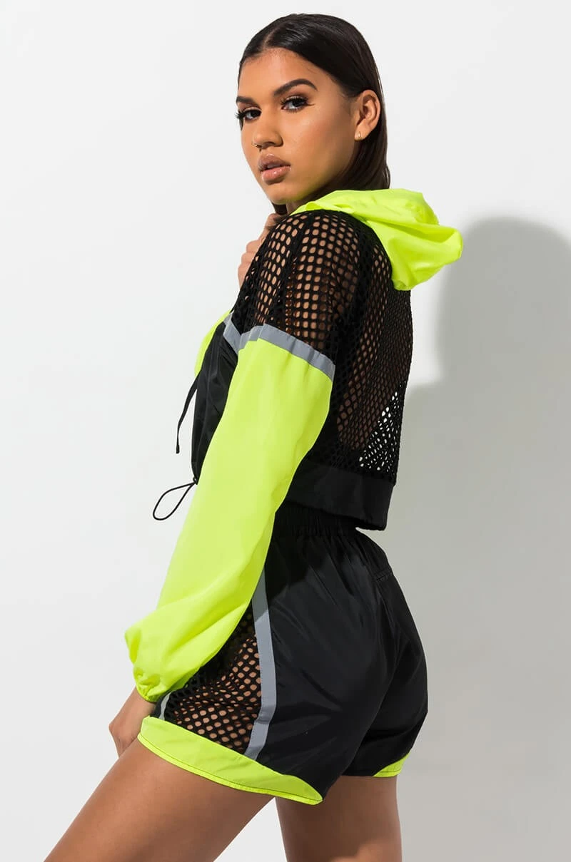 (4)