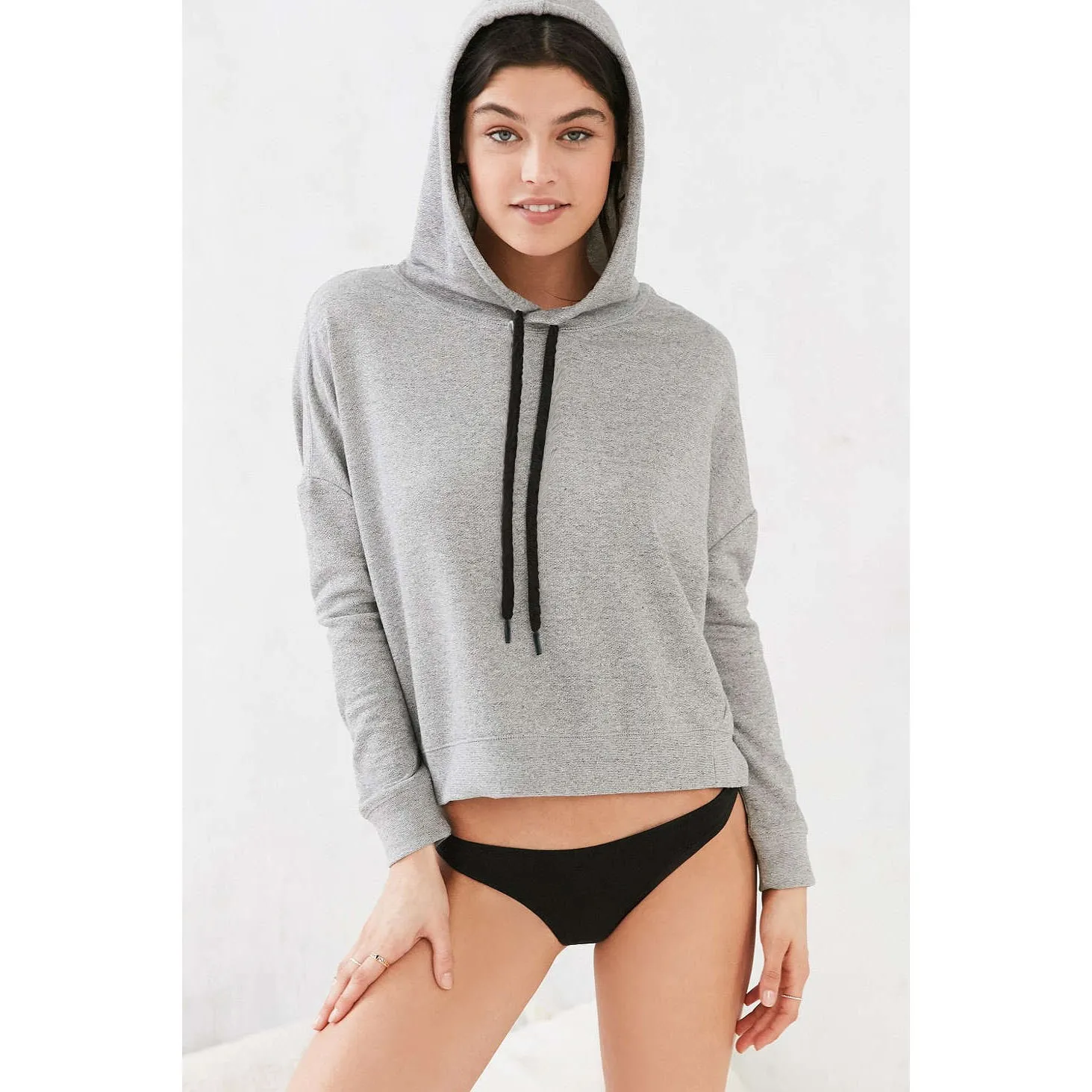 Спортивный свитшот женский. Худи с капюшоном укороченная Zara. Кофта с капюшоном женская. Спортивная кофта. Спортивная кофта с капюшоном женская.