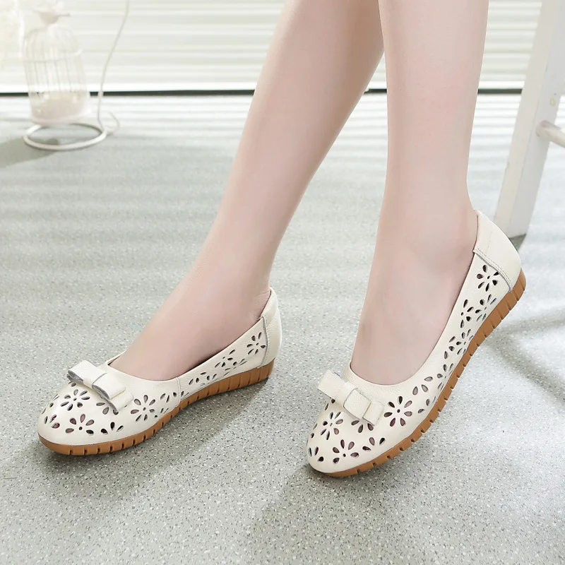 

2018 Summer New Mother Shoes Flat Hollow Hole Shoes Shallow Mouth Middle-aged Bow Leather Sandals