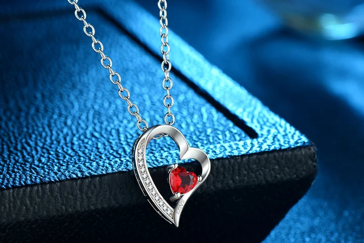 720 red hearts necklace 02