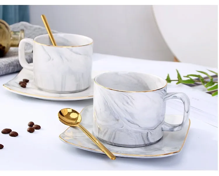 Послеобеда. Скандинавский чай. Чашка е. Поднос с кофе и круассанами. Чашка скандинавия.