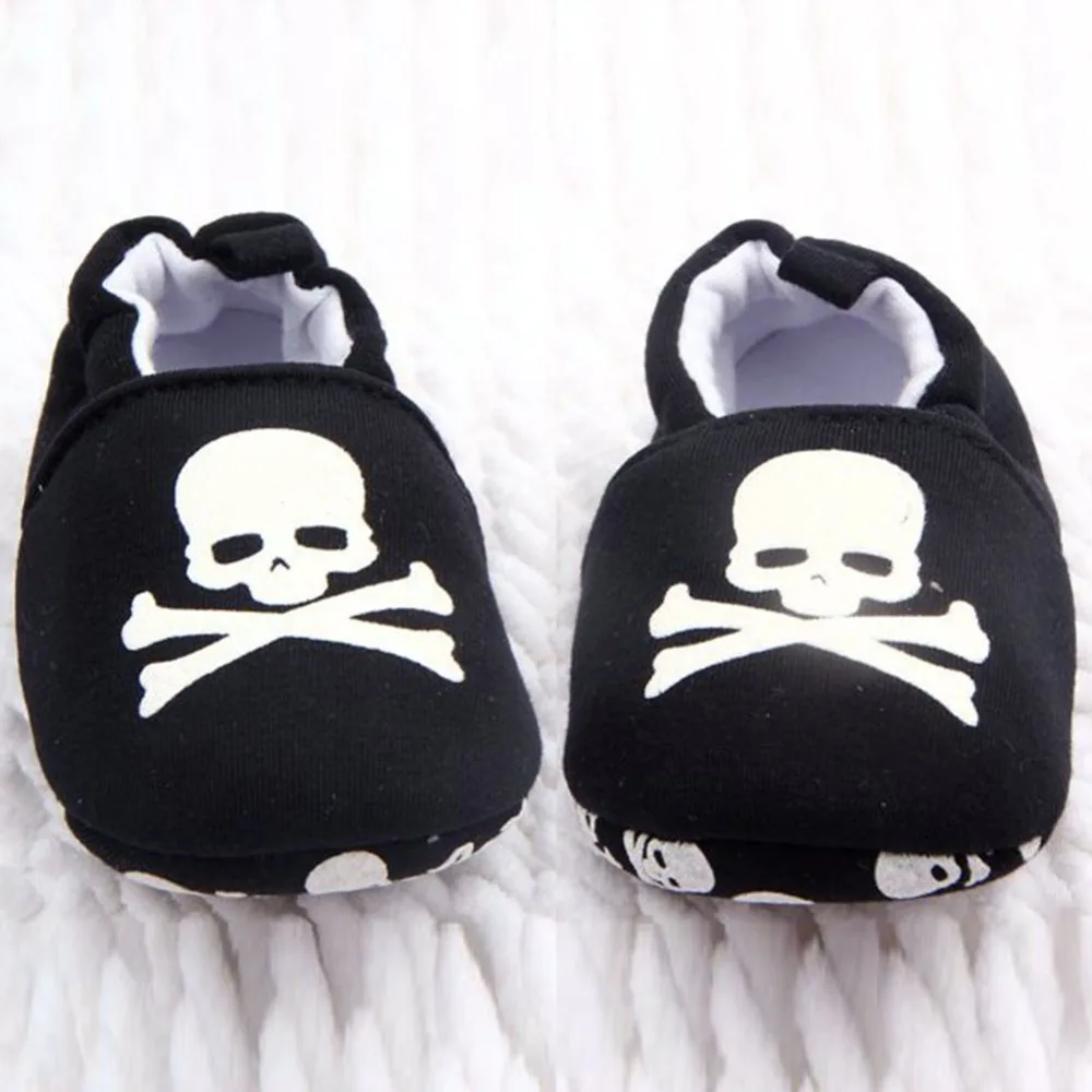 Удобная весенне-осенняя обувь 0-12 м одежда для малышей череп пирата печатных Повседневная обувь мягкая подошва для девочек Обувь для
