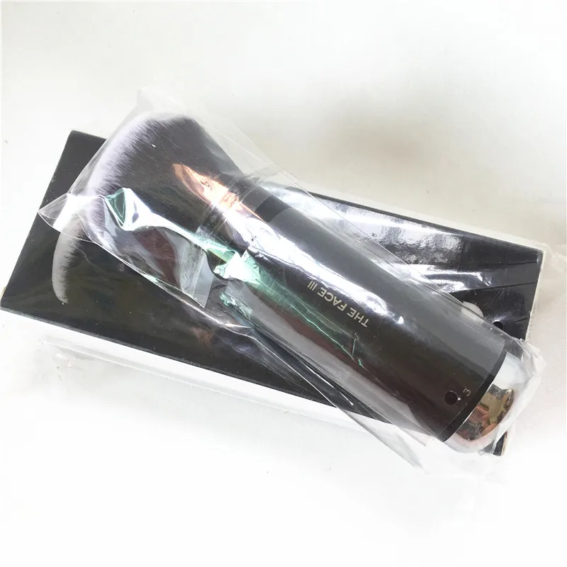 Marc Jacobs The Face III Buffing Foundation Brush _ 1