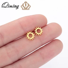 QIMING геометрический Минимальный серьги с дизайном «солнце» Для женщин охватывающая деталь из нержавеющей стали ювелирные изделия аксессуары маленькие серьги-гвоздики с подвеской