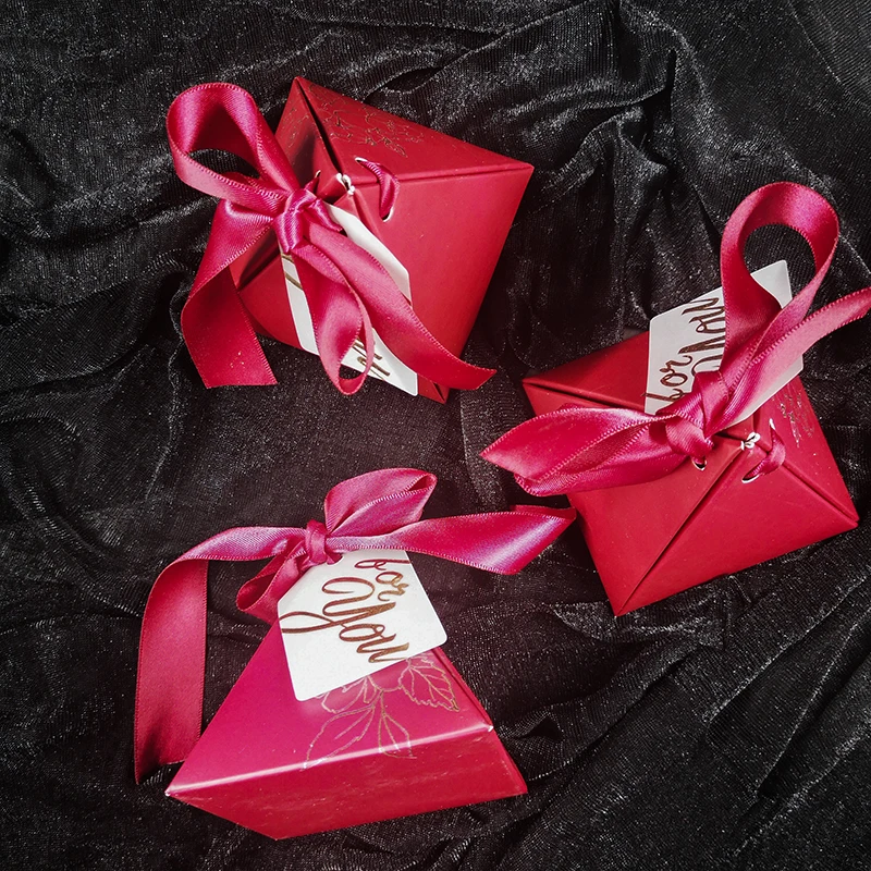 20 штук 7.5x7.5x8cmTriangular пирамиды Подарочная коробка со свадебными сувенирами юбилей Подарочная коробка для конфет подарки свадебные украшение для вечеринки в день рождения