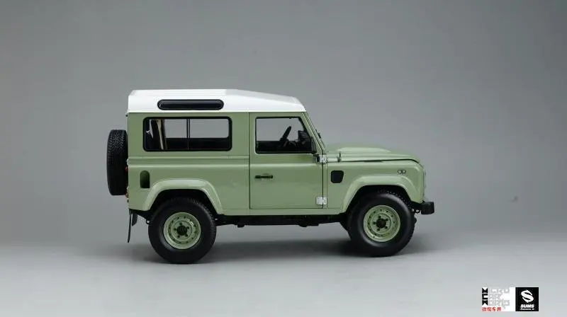 Литая модель автомобиля Почти настоящий Defender 90 Heritage Edition 1:18(зеленый)+ маленький подарок