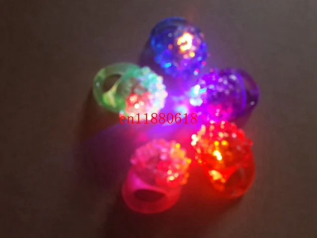 

100 шт./лот DHL Бесплатная доставка Мягкие Клубничные силиконовые светодиодные кольца на палец для свадебной вечеринки для детей Взрослые светящиеся игрушки