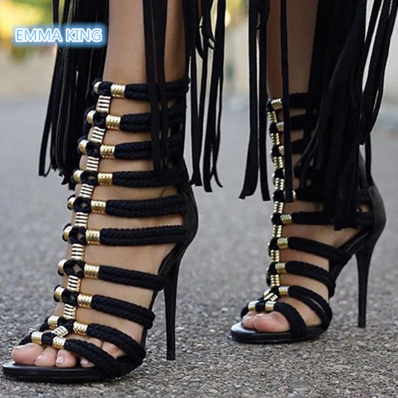 Пикантные женские босоножки с золотыми металлическими украшениями; женские туфли в гладиаторском стиле на шпильках; женская обувь для вечеринок; босоножки на высоком каблуке с молнией сзади