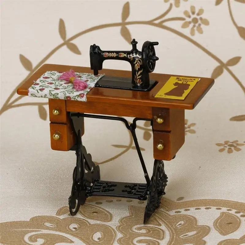 1/12 масштаб винтажный миниатюрный кукольный домик швейная машина с тканью в коробке игровой домик мини игрушечная швейная машина набор