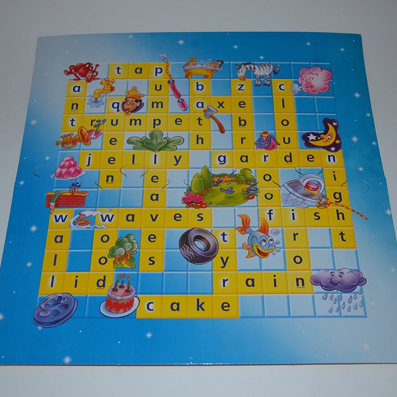 Двухуровневая игра с надписью Scrabble двухсторонняя игровая доска надписями и