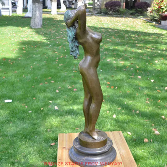 Скульптура в стиле АР-деко просыпается голая бронзовая статуя