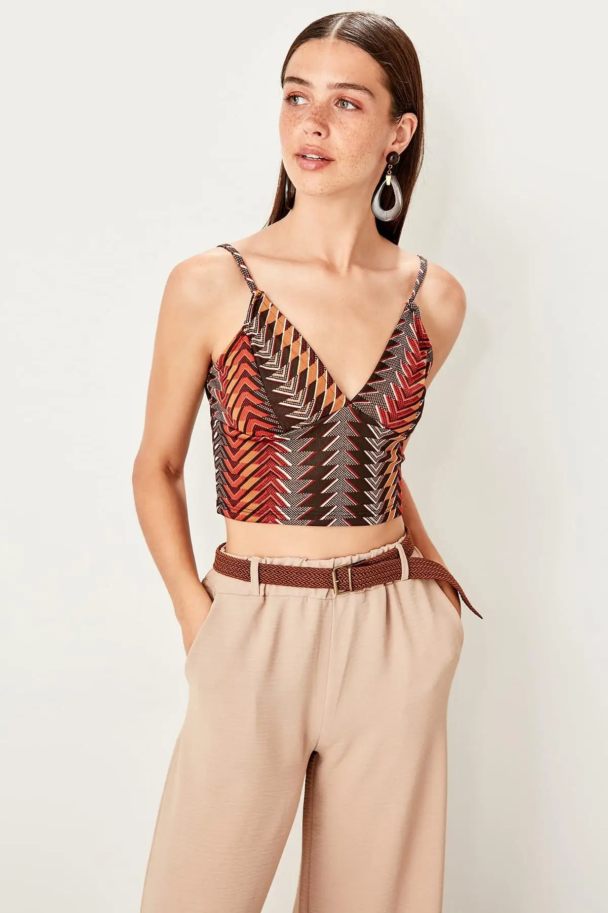 

Trendyol Brown Embossed Askılı Örme Crop Top Blouse TWOSS19BX0099