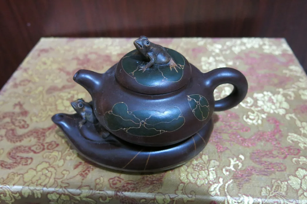 

Old Chinese Handcraft Enameled YiXing Zi Sha Clay (Purple stoneware) Teapot ,Frog & Lotus,no 32,with mark,Free shipping