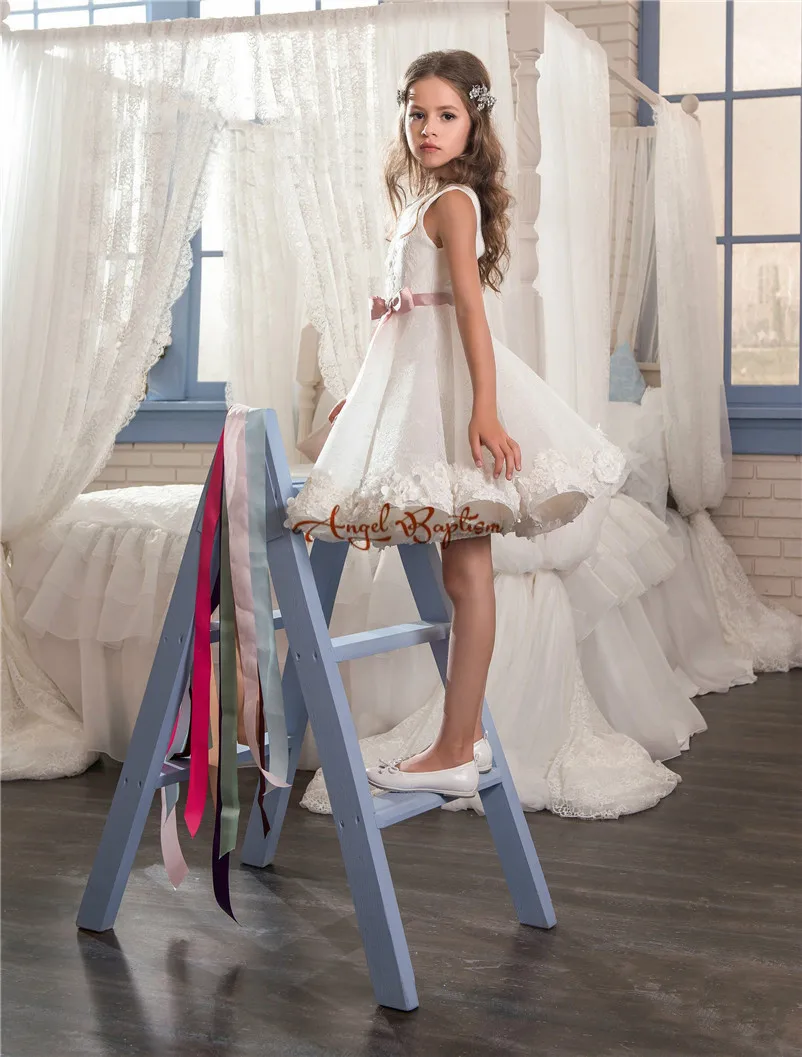 2018 New Arrival White Lace Top Cheap Flower Girls' Dresses Crew Neck Knee Length appliques bow Girls Wedding Party Gowns 2018 New Arrival White Lace Top Cheap Flower Girls' Dresses Crew Neck Knee Length appliques bow Girls Wedding Party Gowns