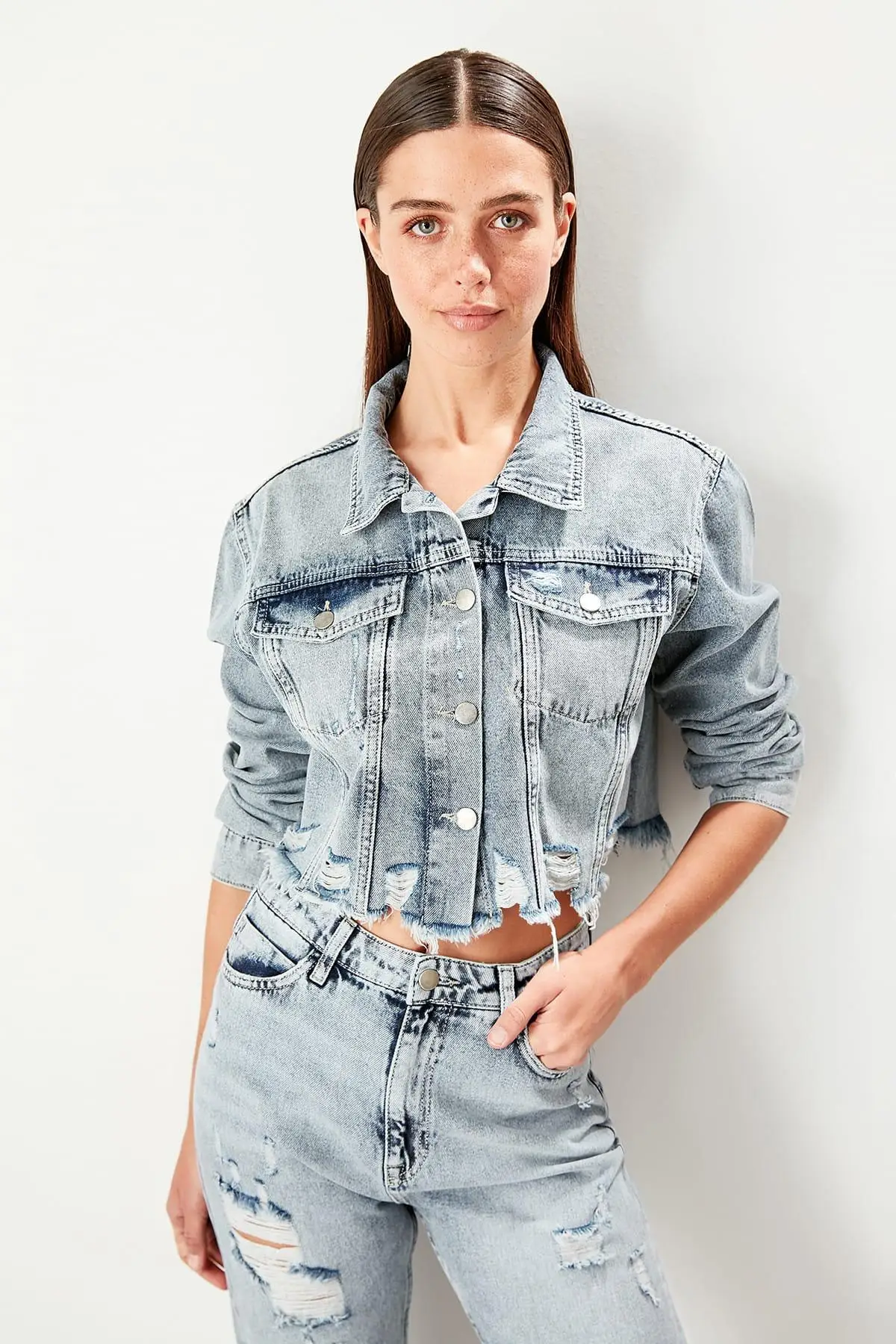 Trendyol Mavi рваная короткая джинсовая куртка TWOSS19NI0060 | Женская одежда