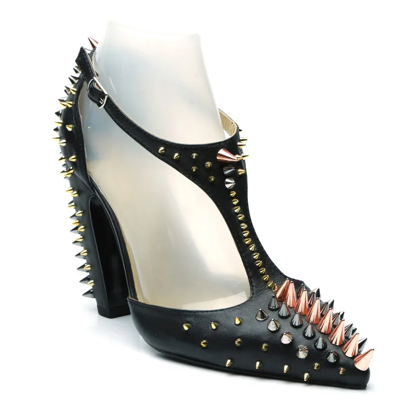Spikes Spitz Schuhe T strap Sexy Kleid Chunky Frauen Pumpen Ferse Verzierte schwarzes Party Sandalen Fashion Beige Runway Sapato Feminino qwBXEPF