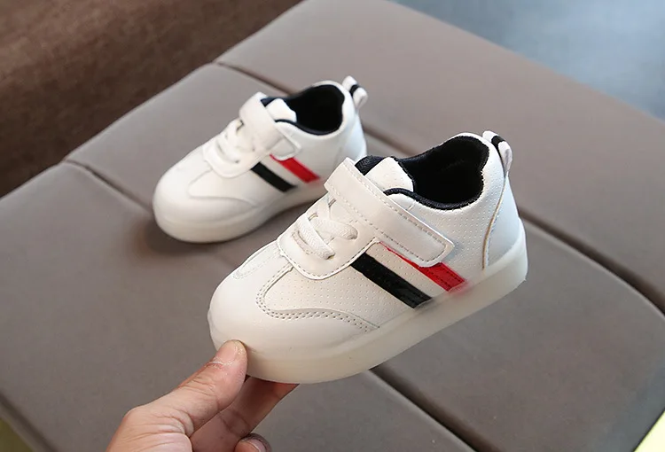 New Children Luminous Shoes Boys Girls Stripe Sport Running Shoes Baby Lights Fashion Sneakers Toddler Kids LED Sneakers
