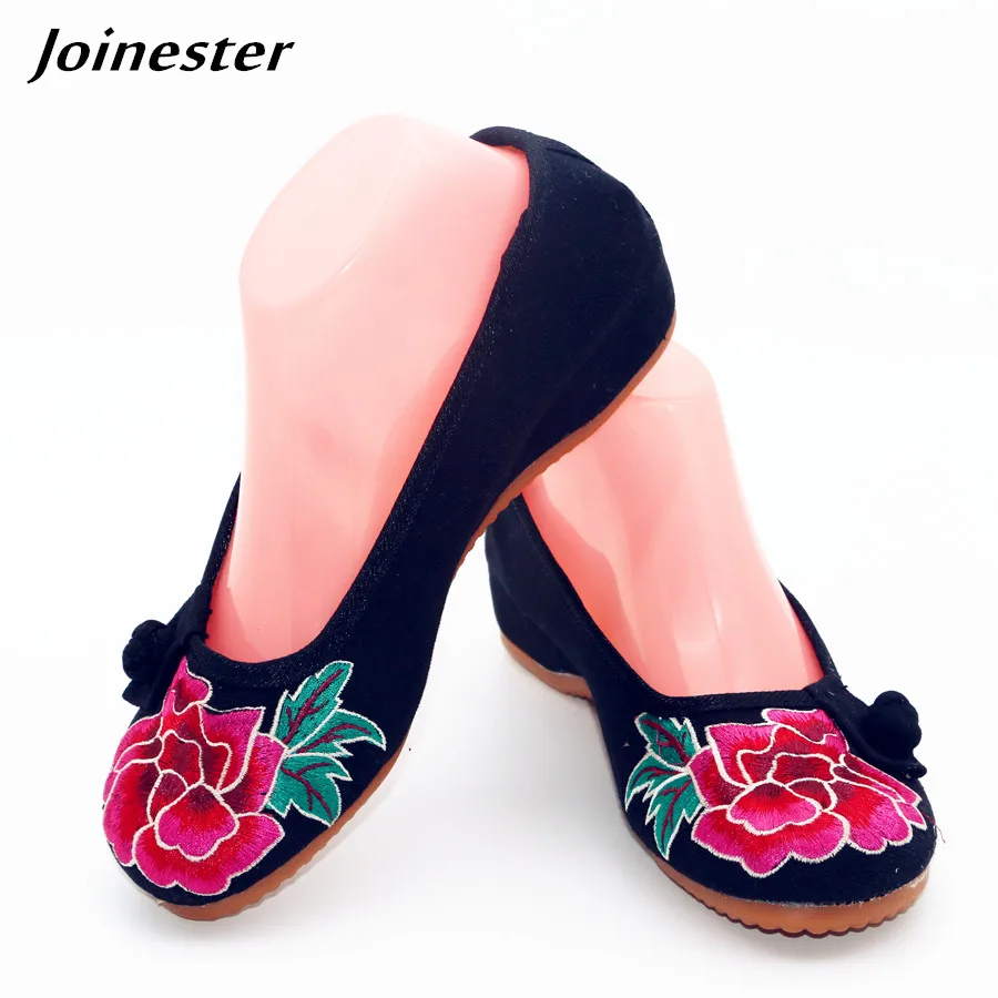 

Women's practical and functional flower embroidered leisure flat shoe Chinese traditional button cotton fabric casual flats