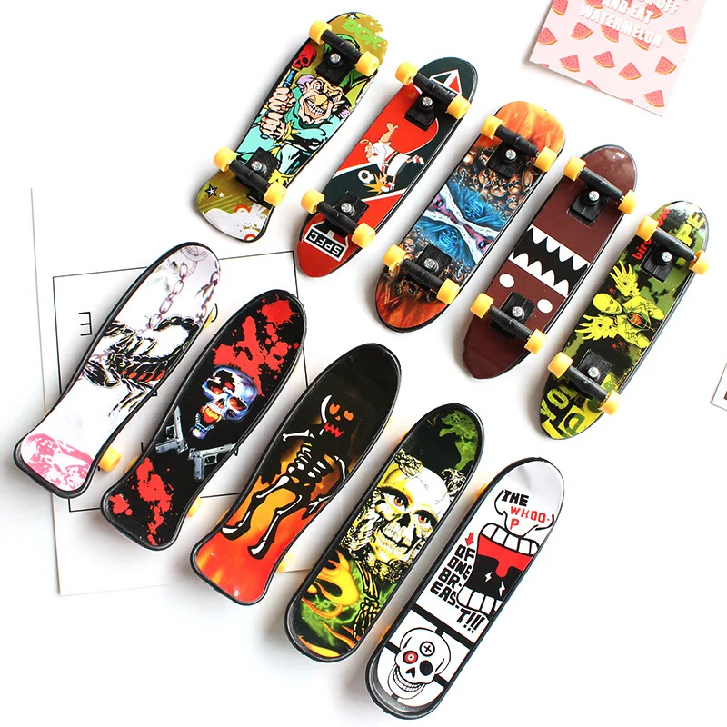 

3pcs Plastics Novelty Gag Toy Mini Skate Finger Skateboarding Fingerboard Kids Toys For Children Boys Skateboards Random Color