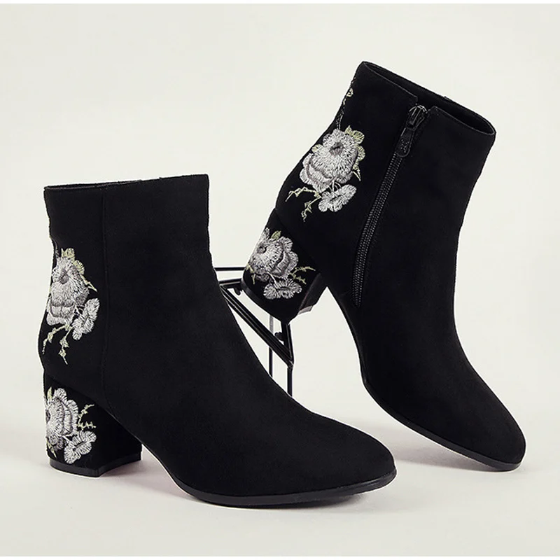 Г., женские осенне-зимние ботильоны Популярные Модные Винтажные туфли-лодочки с цветочной вышивкой на квадратном каблуке женская замшевая обувь на молнии