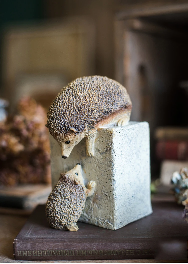 New Year Animal Statues Home Decor Crafts Resin Figurine A Pair Of Hedgehogs Trying To Escape From The Stone Ornaments