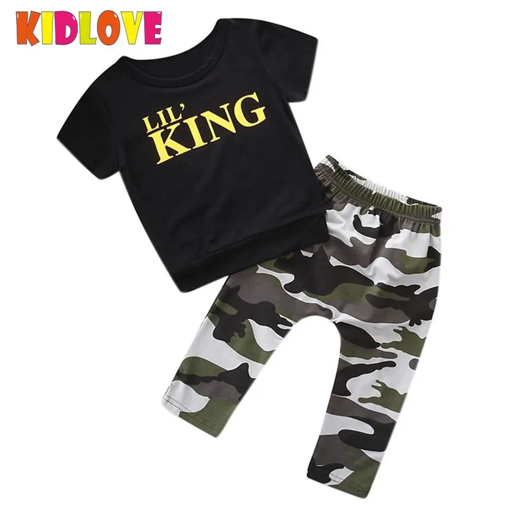 Kidlove для отдыха для мальчиков комплект из 2 предметов King письма Золотой принт короткий рукав черный Топы корректирующие камуфляж Мотобрюки