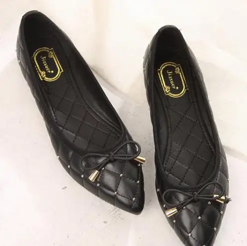 

2018 new women's shoes fashion wild metal bow flat shoes female pointed rivets single shoes.