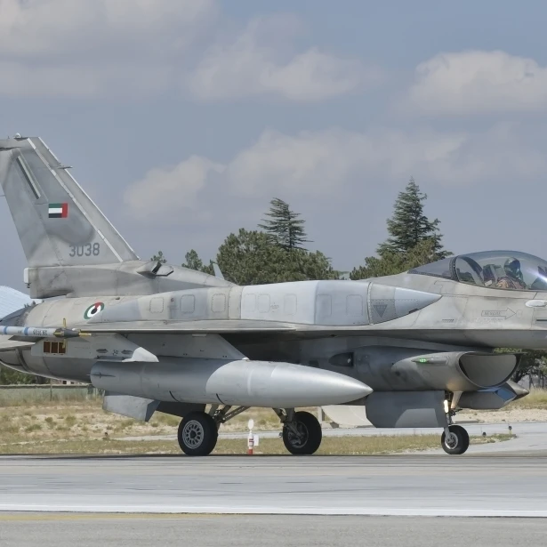 A United Arab Emirates Air Force F-16 Block 52+ taxiing Poster Print (35 x 21)