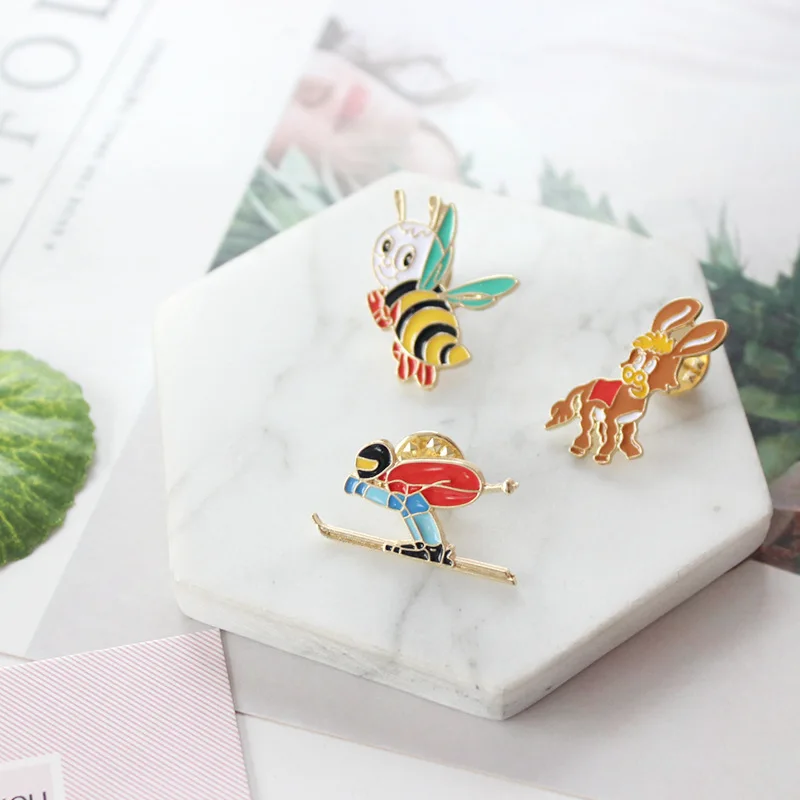 دبابيس شارة معدنية المينا جميل الكرتون التزلج للنساء فتاة لطيف الحصان تحلق النحل دبوس دبابيس على ظهره حقيبة الملبس شوز