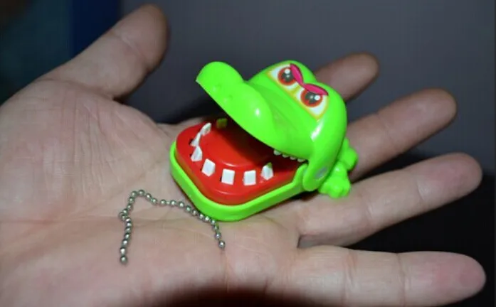 

New Cute Crocodile Mouth Shape Toy Novetly Toys For Kids Gift Random Color