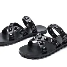 Slip-на Для мужчин тапочки Туфли без каблуков лоферы с заклепками с перекрещивающимися завязками Гладиатор пляжный узкополосный летние мужские сандалии из натуральной кожи потертостей