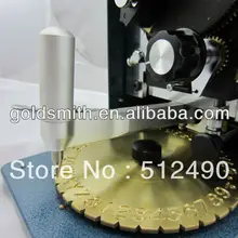 Мини кольцо делая машину, внутри кольца гравировка машины