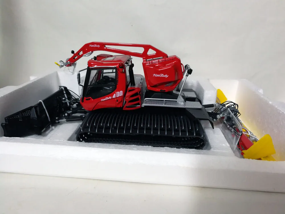 

1:32 Pistenbully PB 400 with Winch Neige Groomer toy