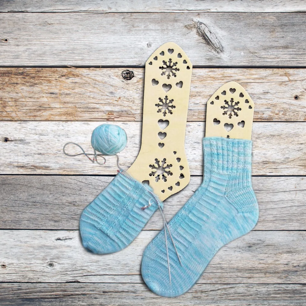 

2pcs Rustic Wood Hollow Snowflakes Sock Blocker DIY Craft Wooden Socks Forms Blockers Handmade Knit Socks Form W Gift