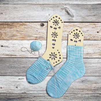 

2pcs Rustic Wood Hollow Snowflakes Sock Blocker DIY Craft Wooden Socks Forms Blockers Handmade Knit Socks Form W Gift