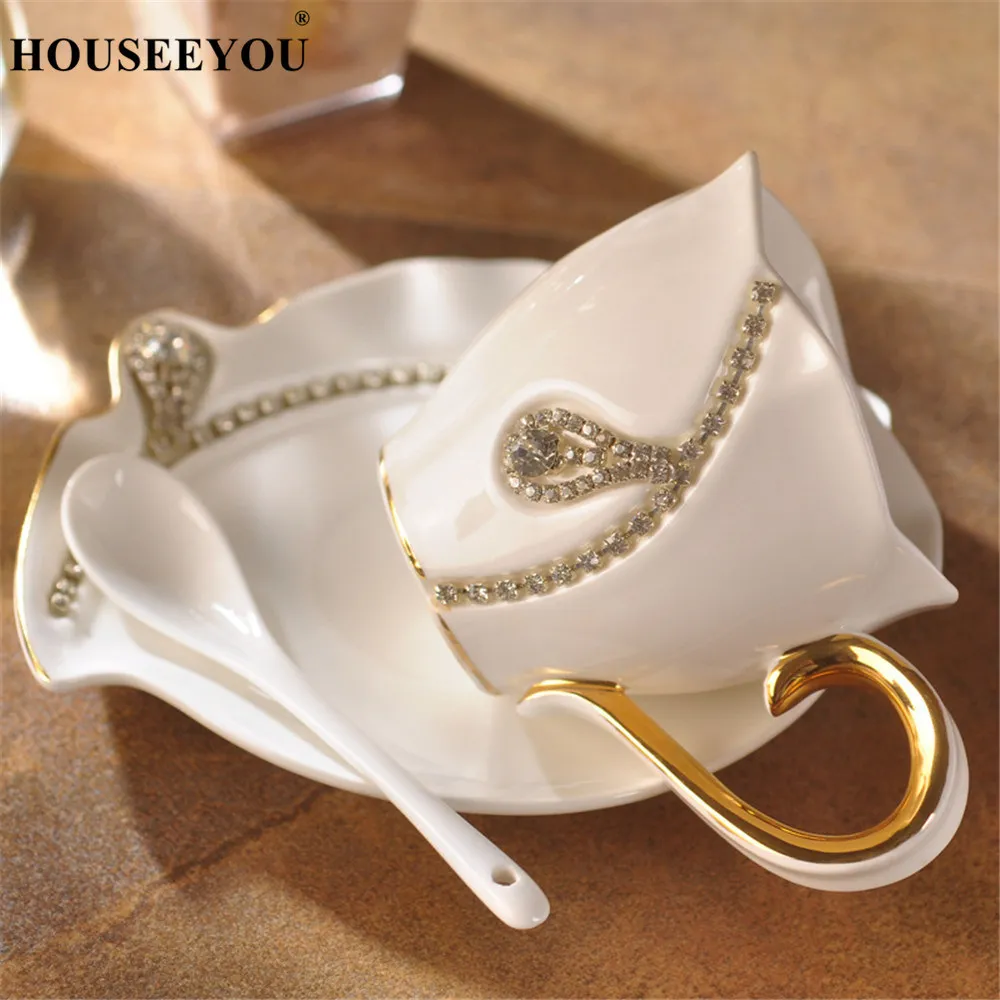 white HOUSEEYOU европейские Роскошные Кристаллы Ожерелье декор Молоко Кофе чашка блюдце набор чайные чашки для чая чашки Кружка для свадьбы подарки любовника - Цвет: white