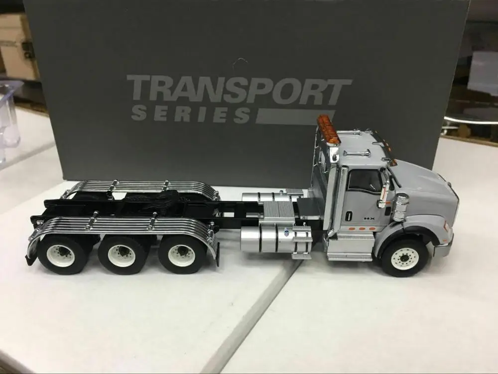 Международный трактор HX620 Tridem 1:50 металлическая модель от фотоэлемента DM71011| |
