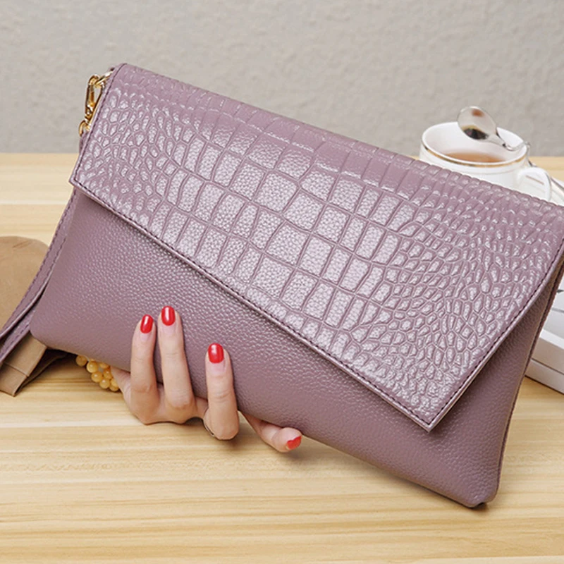 Сумка-клатч женская кожаная. Кожаный клатч nine west. Клатч byron black. Клач или клатч женский. Клач или клатч женский.