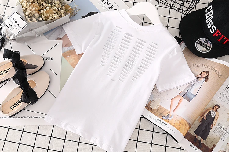 

2019 New Summer Item Girl Fashion Hole Short Sleeve T-shirt Two Colors